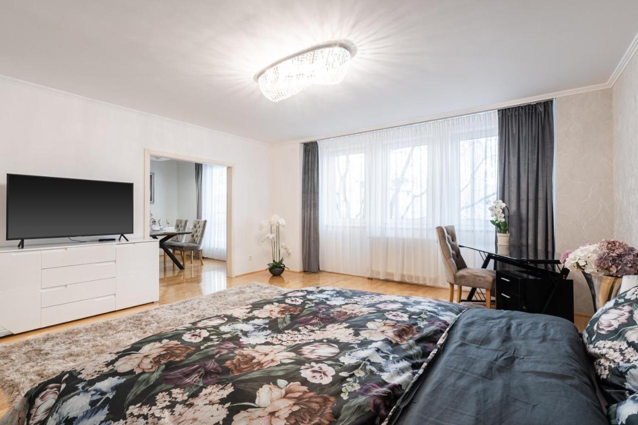 Beautiful Three Bedrooms Apartment With Free Parking Close To The Danube Coast 부다페스트 외부 사진