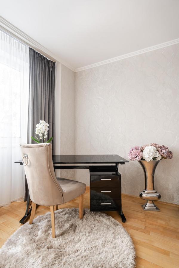 Beautiful Three Bedrooms Apartment With Free Parking Close To The Danube Coast 부다페스트 외부 사진
